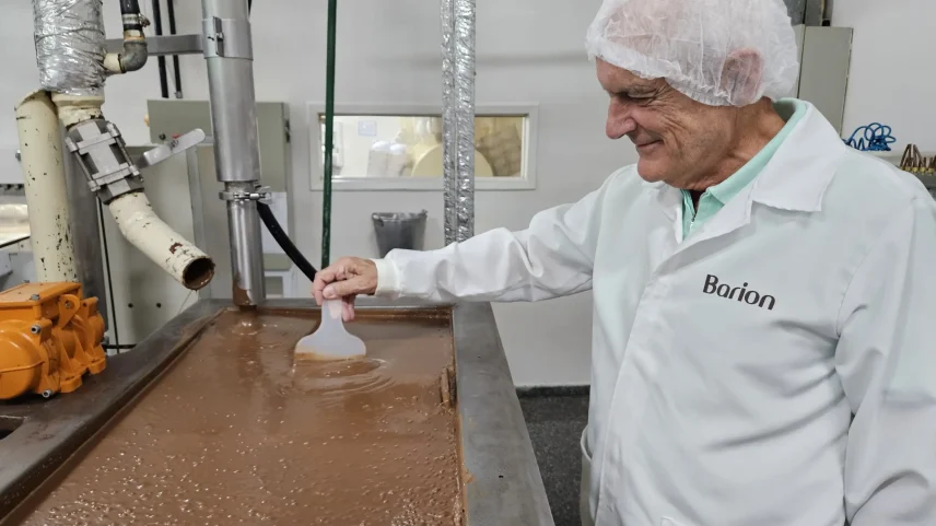 Aos 73 anos, Rommel Barion acompanha etapa da produção de chocolate na fábrica da Barion, em Colombo (PR)