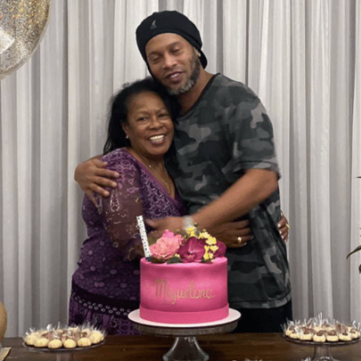 Documentário mostra Ronaldinho brilhante em campo e afetuoso com a família