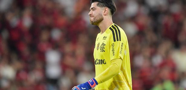 Rossi falha, Jardim reluta em trocar goleiro do Flamengo