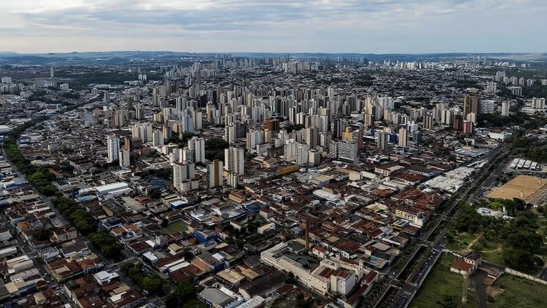 Vista aérea de Ribeirão Preto, que lidera as perdas de vegetação nativa no centro-leste paulista.