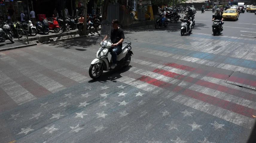 Rua em Teerã foi pintada com bandeiras de Estados Unidos e Israel, para que veículos passassem por cima. (Foto: Abedin Taherkenareh/EFE/EPA)