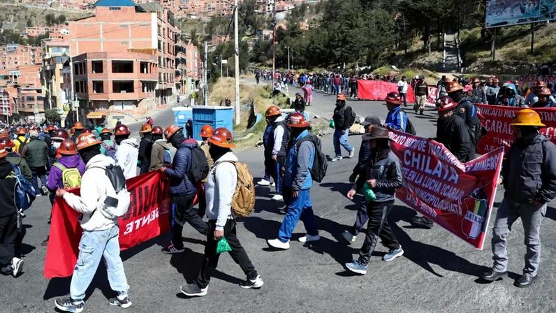 Protesto de apoiadores de Evo Morales em La Paz (Foto: Luis Gandarillas/EFE)