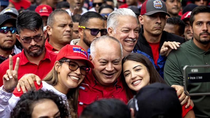 Diosdado Cabello, ministro do Interior, Justiça e Paz venezuelano, em ato chavista em Caracas em abril (Foto: Miguel Gutiérrez/EFE)