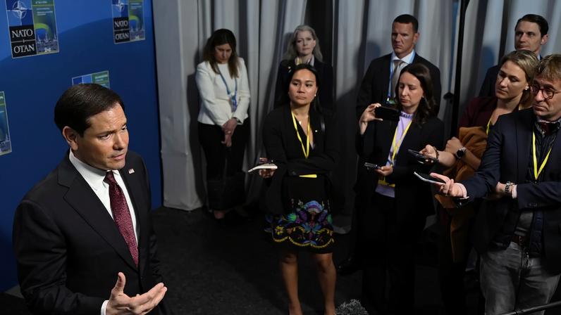 O secretário de Estado americano, Marco Rubio, fala com a imprensa ao chegar para a reunião de ministros das Relações Exteriores da Otan em Helsingborg, na Suécia (Foto: JOHAN NILSSON/TT/EFE/EPA)