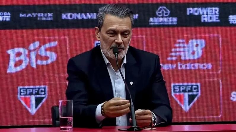 Rui Costa durante apresentação de Dorival Júnior