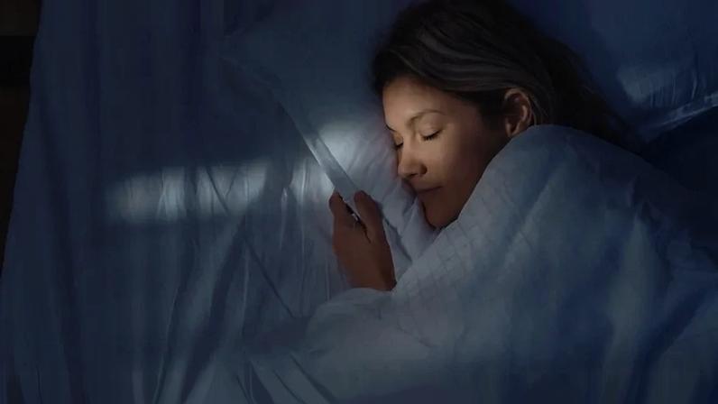 Ruído branco para dormir funciona? Entenda o que dizem os estudos
