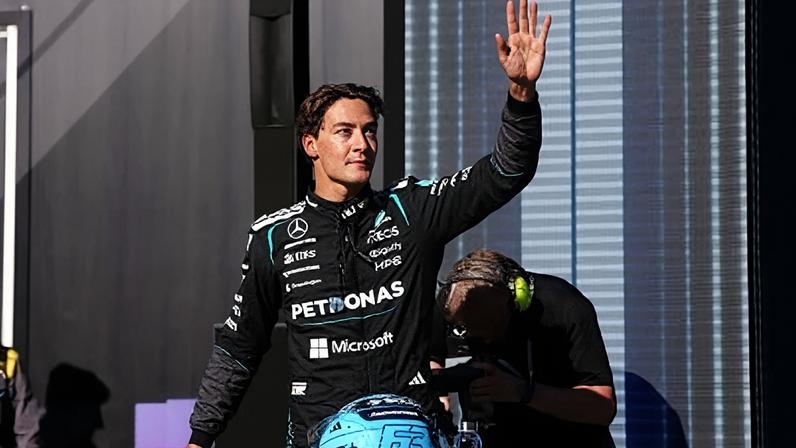 George Russell, piloto da Mercedes, celebrando a pole position da corrida sprint do GP do Canadá de Fórmula 1