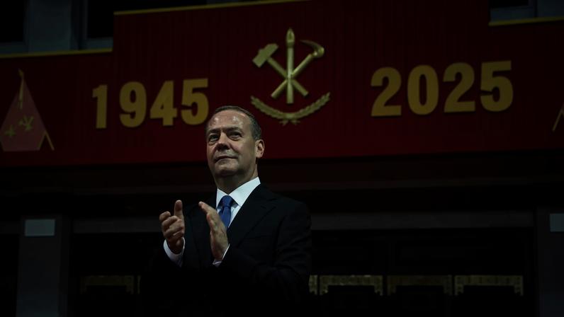 Dmitry Medvedev durante evento na Coreia do Norte. (Foto: EKATERINA SHTUKINA/EFE/EPA/SPUTNIK/POOL DE IMPRENSA DO GOVERNO RUSSO)