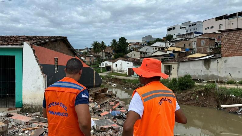 Defesa Civil trabalha em regiões atingidas pelas fortes chuvas em Pernambuco — Foto: Divulgação/Governo de Pernambuco
