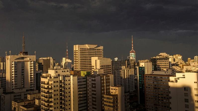 São Paulo terá semana marcada por chuva frequente, céu encoberto e temperaturas mais baixas sob influência de massa de ar polar.