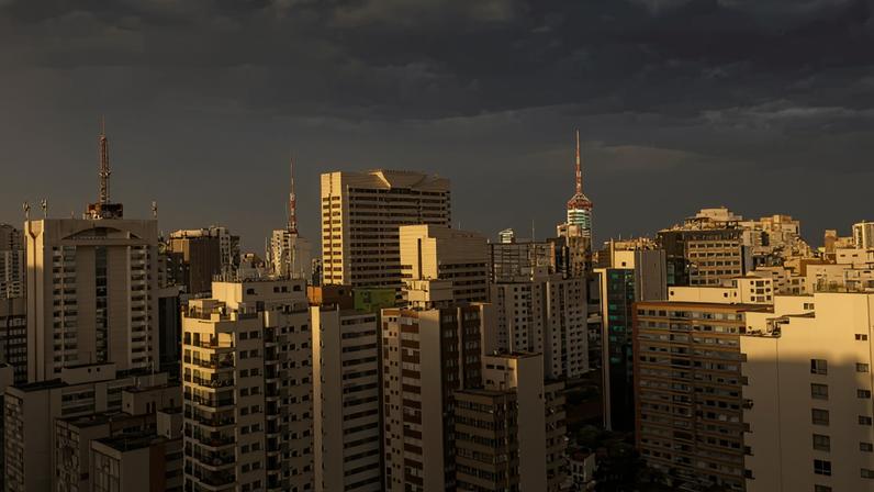 São Paulo terá semana marcada por chuva frequente, céu encoberto e temperaturas mais baixas sob influência de massa de ar polar.
