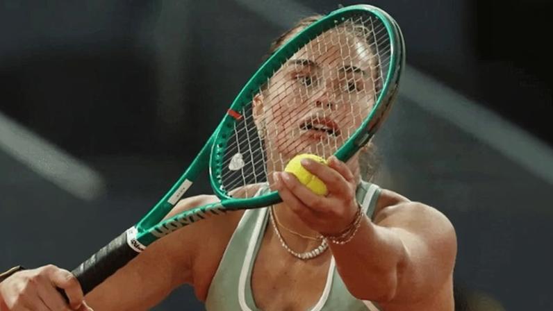Sabalenka durante jogo no Masters 1000 de Madrid