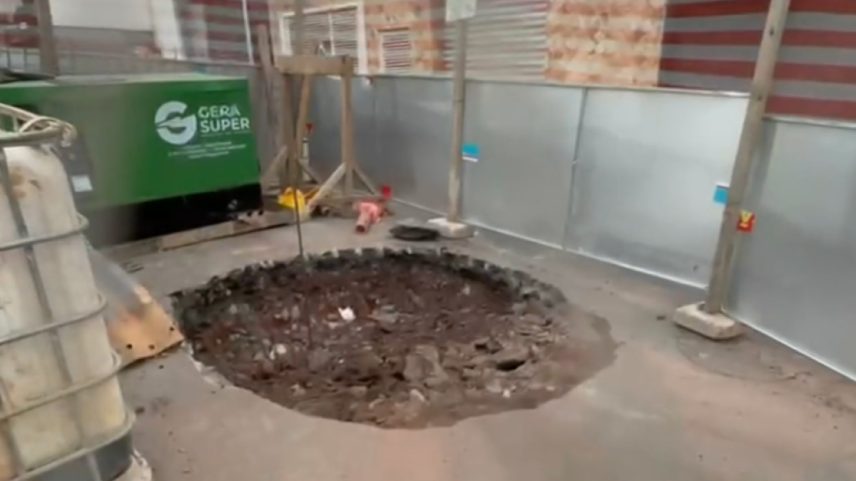 Imagem colorida de obra da Sabesp. Metrópoles
