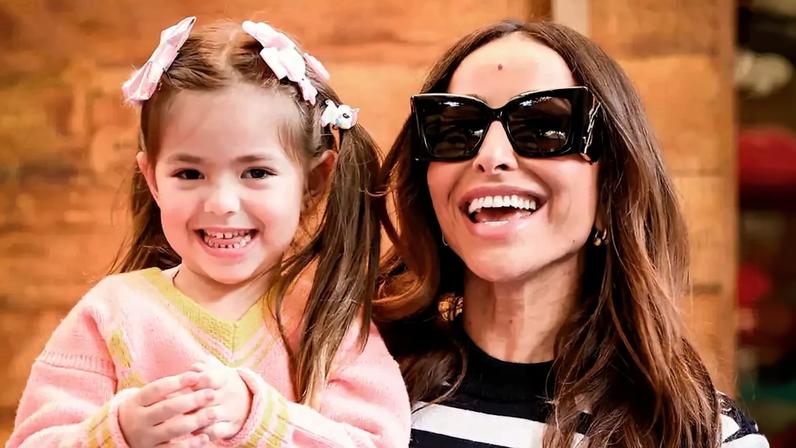 Sabrina Sato emociona fãs ao se declarar para Zoe: “O amor pela minha filha me deu segurança, coragem e força”