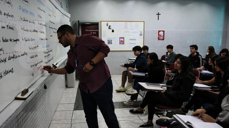 Diretrizes preveem a inclusão progressiva de conteúdos sobre IA nos currículos e formação de professores como condição para a implementação do uso da tecnologia