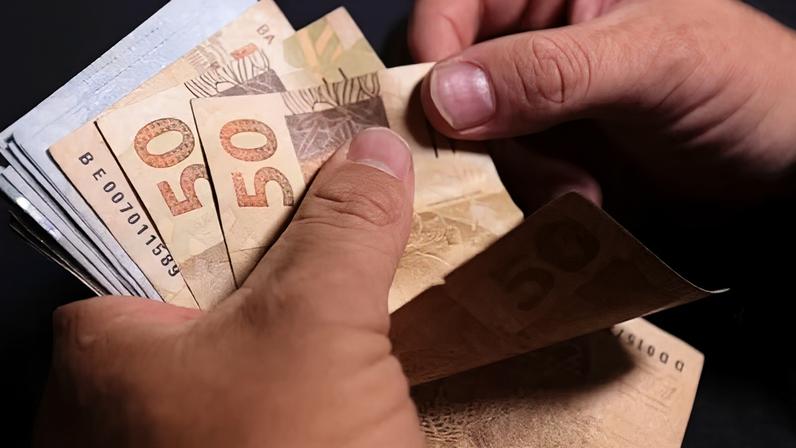 O abono salarial é um benefício no valor de até um salário-mínimo concedido anualmente a trabalhadores. — Foto: Marcello Casal Jr.