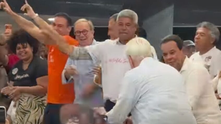 O senador e pré-candidato à reeleição, Jaques Wagner, aparece de costas dançando, enquanto o governador da Bahia, Jerônimo Rodrigues, está mais ao fundo da imagem