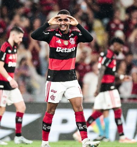 Samuel Lino comemora seu gol pelo Flamengo sobre o Remo