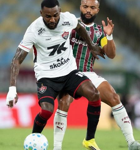 Samuel Xavier em ação durante Fluminense x Vitória, jogo do Brasileirão