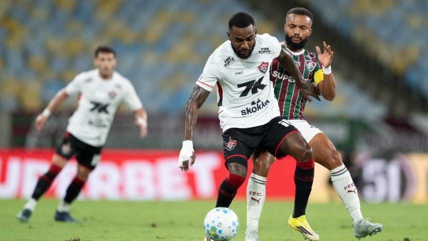 Samuel Xavier em ação durante Fluminense x Vitória, jogo do Brasileirão