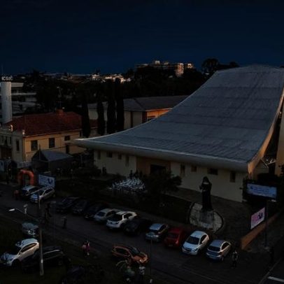 Fieis lotam festa tradicional de Santa Rita em Curitiba