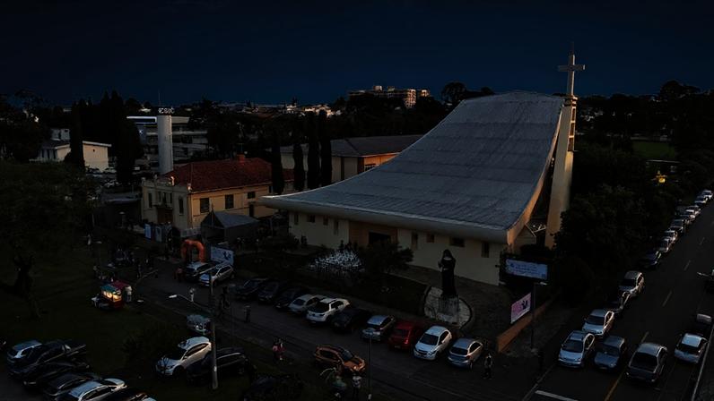 Fiéis participam da 68ª Festa em Honra a Santa Rita de Cássia, no bairro Hauer, em Curitiba, com missas, procissões e programação especial até 22 de maio. (Foto: Divulgação/Santuário Santa Rita)