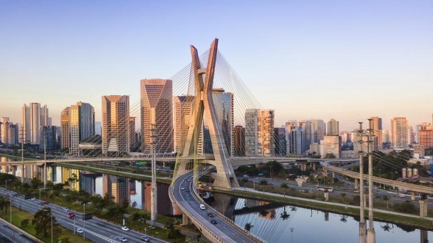 Vista da Ponte Estaiada, um dos ícones da paisagem urbana da cidade de São Paulo