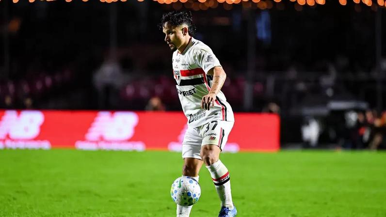 São Paulo joga pela vitória para ficar com a liderança do grupo