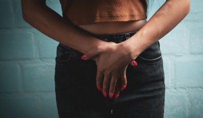Cólica menstrual atrasa rotina de 60% das alunas no Brasil, aponta estudo