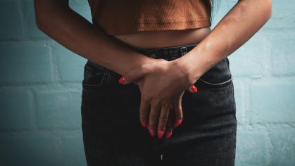 Dor menstrual afeta rotina escolar de seis em cada 10 alunas; quatro em cada 10 faltam às aulas mensalmente
