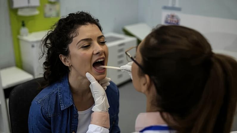 Nova campanha do governo, intitulada Julho Neon, entra no calendário para conscientizar população sobre saúde bucal