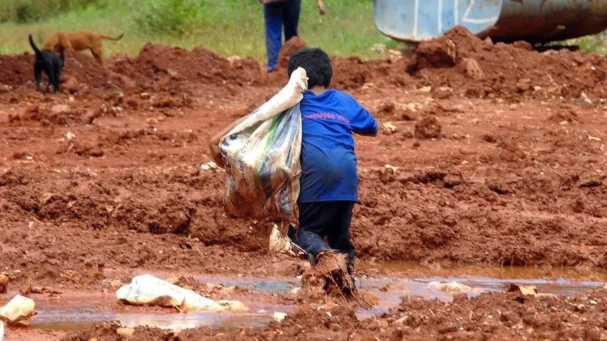 Embora 2023 tenha superado o patamar registrado no governo anterior, investimento em políticas voltadas a crianças e adolescentes vem diminuindo nos últimos anos