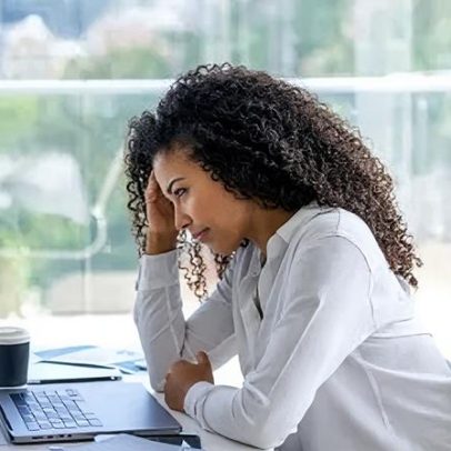 Afastamentos por saúde mental representam 1 em cada 7 casos no trabalho