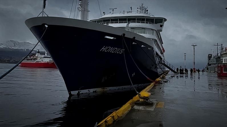 O navio de cruzeiro MV Hondius, que foi atingido por um surto de hantavírus, está atracado em um local desconhecido, nesta imagem estática obtida de um vídeo de mídia social