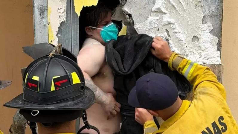 Homem é resgatado por policiais