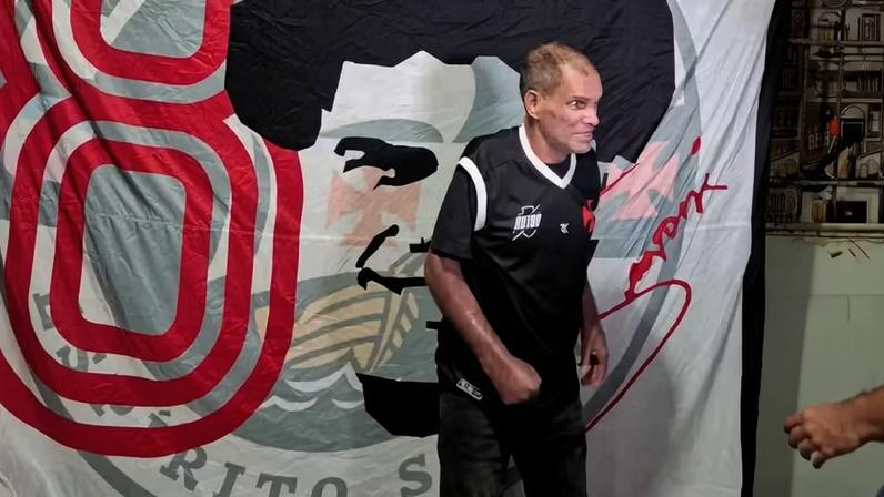 Geovani Silva na frente do bandeirão em sua homenagem — Foto: Torcida 'Ao Vasco Tudo'