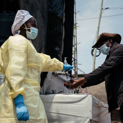Tempestade perfeita: cortes de ajuda de Trump alimentam surto de Ebola