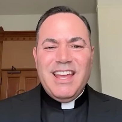 Cofundador da e.l.f. Cosmetics renuncia à fortuna e se torna sacerdote católico