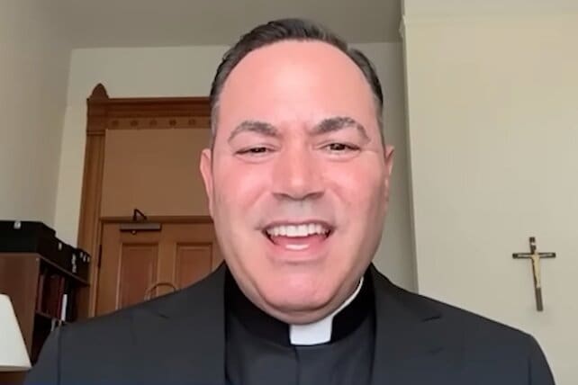 Cofundador da e.l.f. Cosmetics renuncia à fortuna e se torna sacerdote católico