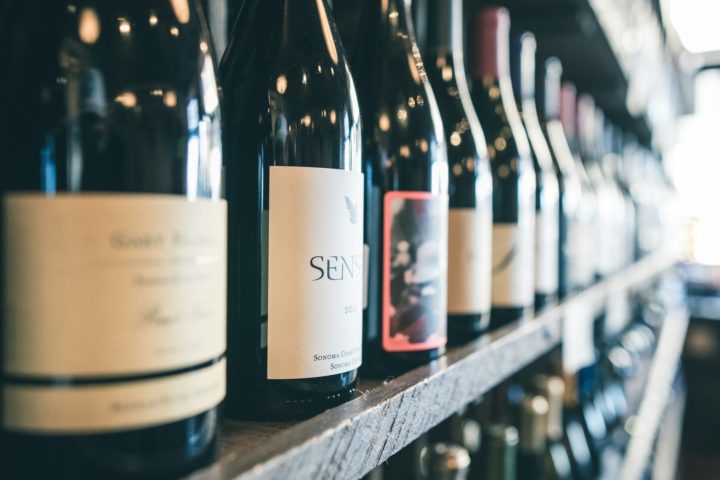 Esses vinhos não apenas ampliam o universo da viticultura, mas também oferecem novas maneiras de saborear e apreciar tradições culturais de diferentes regiões. - (crédito: Scott Warman Unsplash)