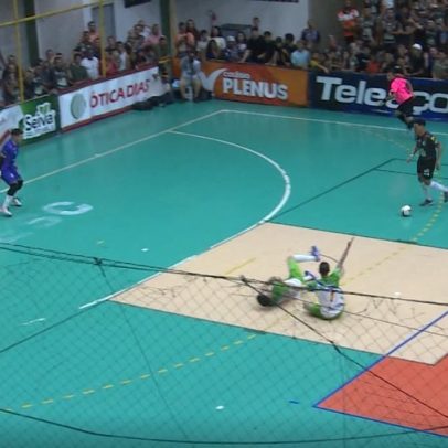 Jogador de futsal abdica de gol para ajudar adversários e é aplaudido