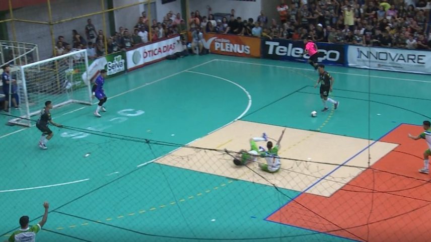 Fair play na Copa TV Grande Rio: jogador abre mão de gol para ajudar adversários e é aplaudido — Foto: Reprodução / TV Grande Rio