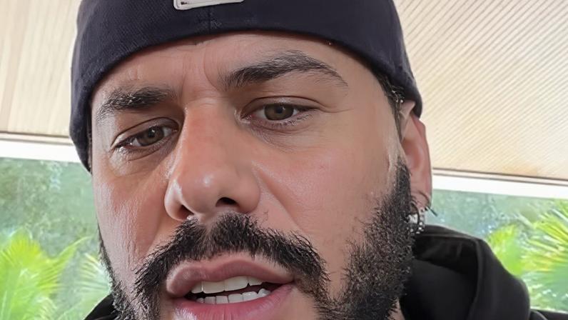 Cantor se manifesta nos stories após ser chamado de "Beta" por internautas