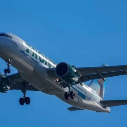 Avião pega fogo após atropelar pedestre na decolagem nos EUA