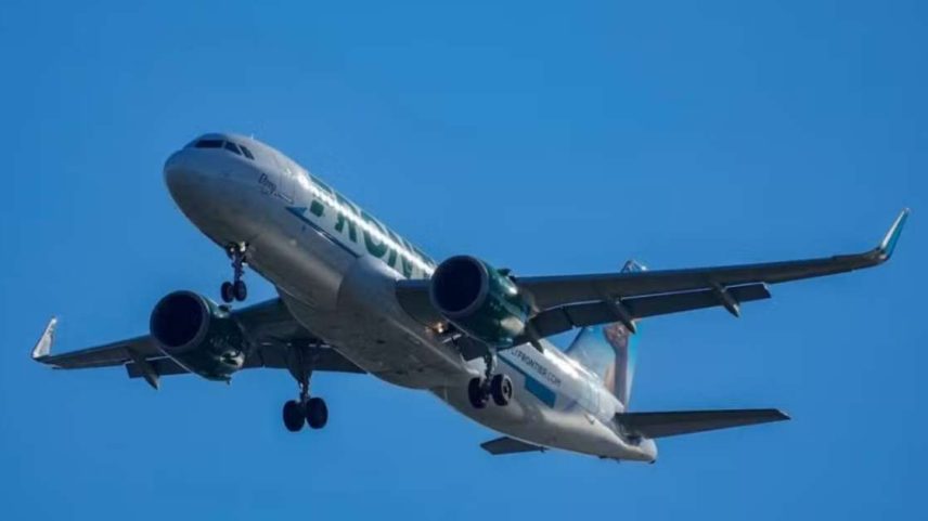Um avião da Frontier Airlines se aproxima do Aeroporto Nacional Ronald Reagan de Washington