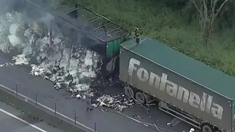 Caminhão pega fogo na Anchieta