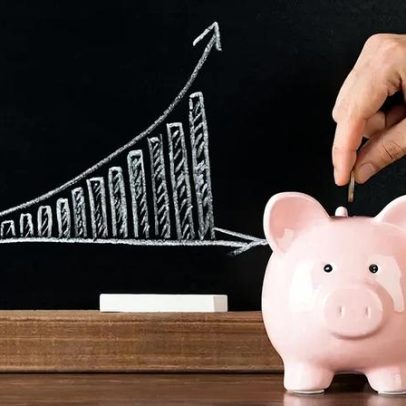 Mulher de 28 anos acumula US$ 141 mil em dívida e cria renda extra para quitar