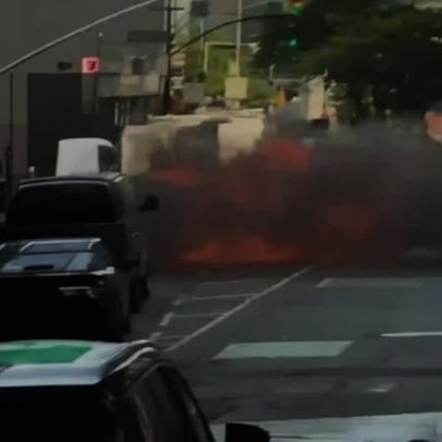 Carro pega fogo e explode perto do Touro de Wall Street