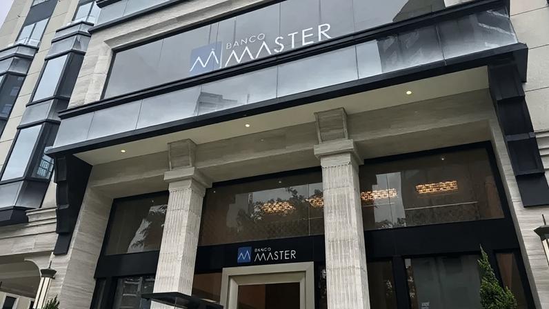 Fachada do Banco Master em 2025, na r. Elvira Ferraz, 440, no bairro do Itaim Bibi, em São Paulo; logotipo da instituição já foi coberto depois da liquidação decretada pelo Banco Central