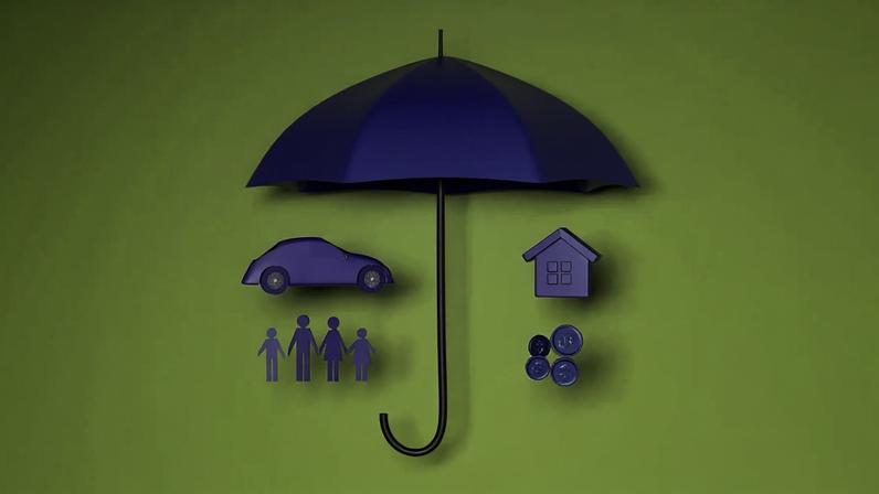 Imagem de um guarda-chuva azul simbolizando proteção, abrangendo um carro, uma família e uma casa com moedas, todos em azul, sobre fundo verde-claro.